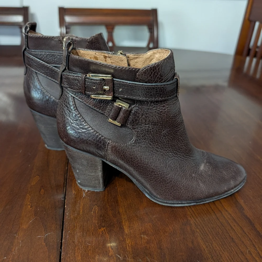 3/$30 Louise Et Cie Brown Boots